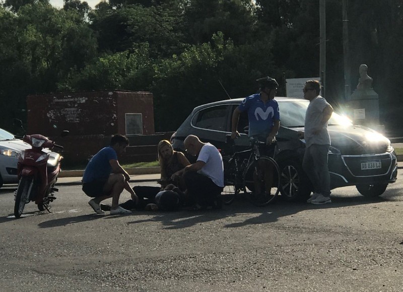 Un motociclista herido.