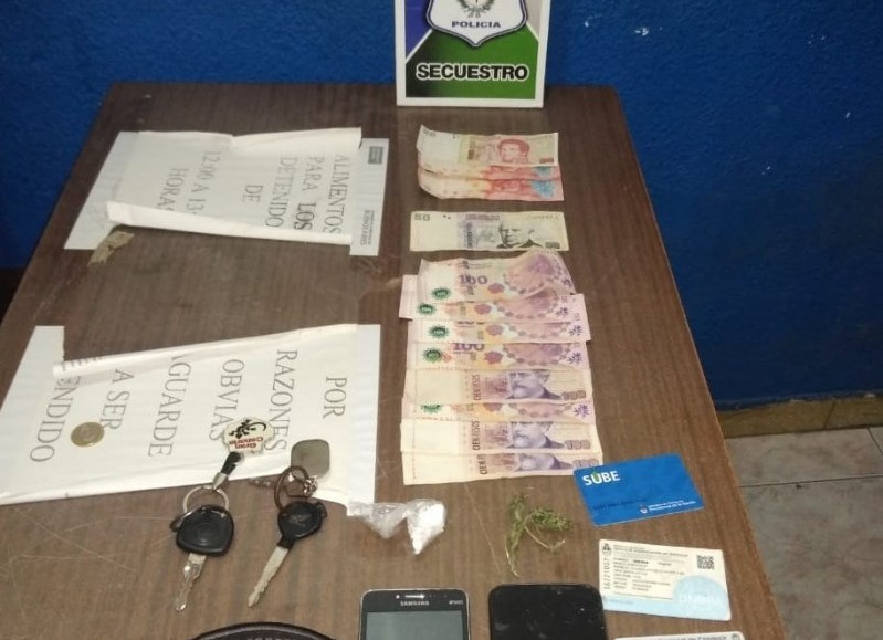 Además de la droga, el personal policial secuestró dinero en efectivo y teléfonos celulares.