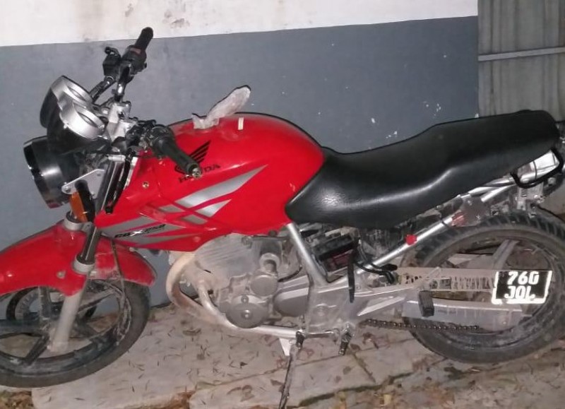 Efectivos policiales hallaron una moto que había sido denunciada como robada en La Plata.
