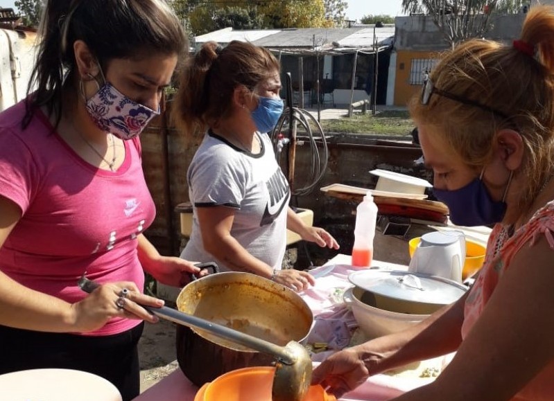 Tender una mano solidaria.