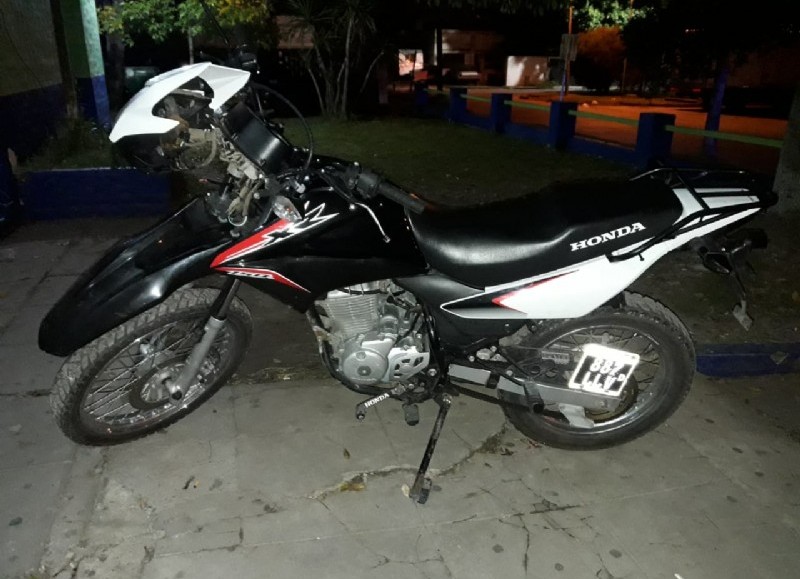 Efectivos de la comisaría primera hallaron una motocicleta en la vía pública durante la madrugada de este martes y decidieron llevarla a la dependencia policial para su resguardo.

