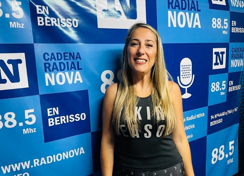 En su visita a los estudios de Cadena Radial NOVA la secretaria de Gobierno municipal, Aldana Iovanovich.