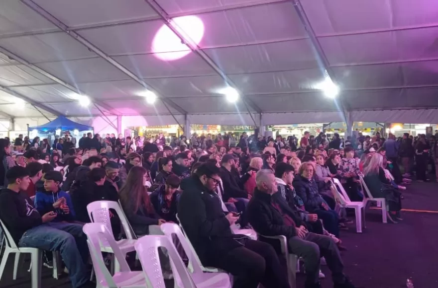 A pesar de la llovizna, la Carpa del Inmigrante recibe a numerosos visitantes en la anteúltima jornada