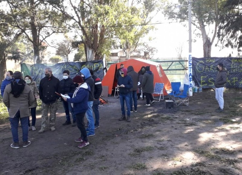 "Guardia" para evitar tomas.