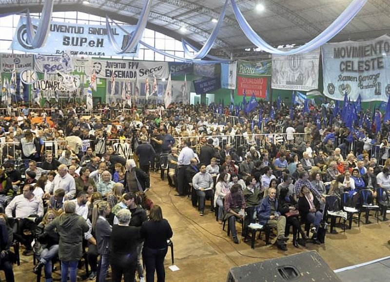 Sindicalistas, dirigentes políticos, concejales, y agrupaciones celebraron en el Polideportivo Municipal de Ensenada. (Foto: NOVA)