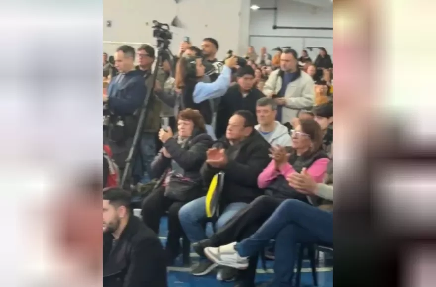 Insólito momento en el acto del gobernador.