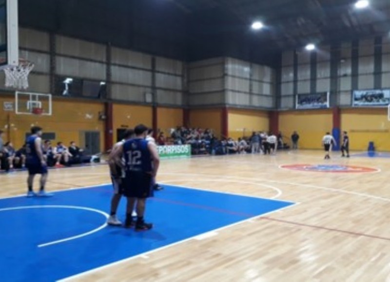 Cancha de básquet con nuevo piso e iluminación led.