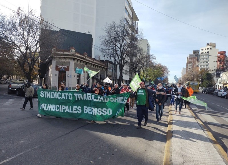 Movilización a la Gobernación bonaerense.