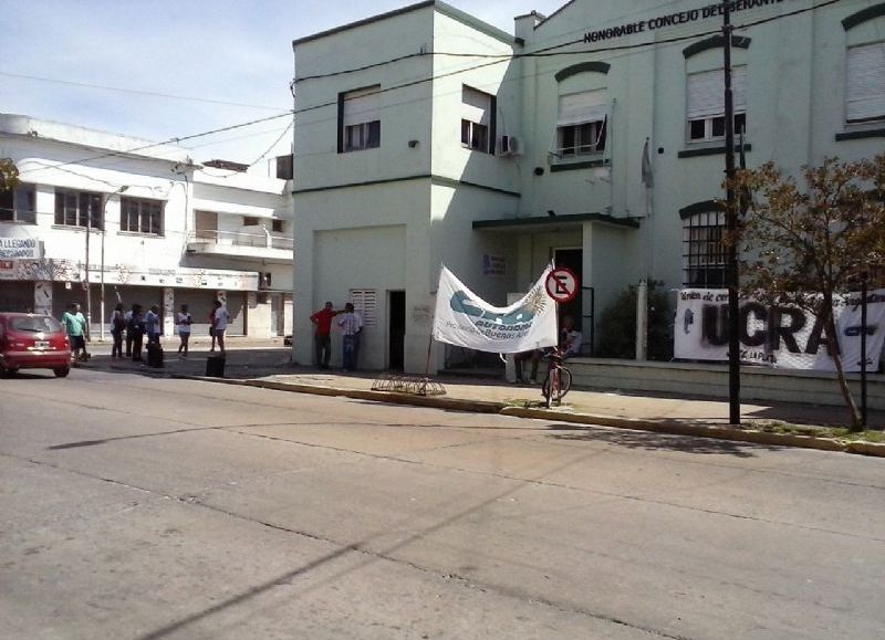 Carpa de protesta en la puerta del Concejo Deliberante.