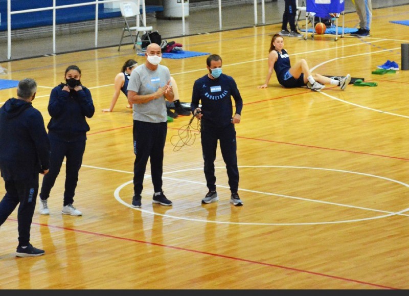 Gregorio Martínez (de gris) es el entrenador principal.