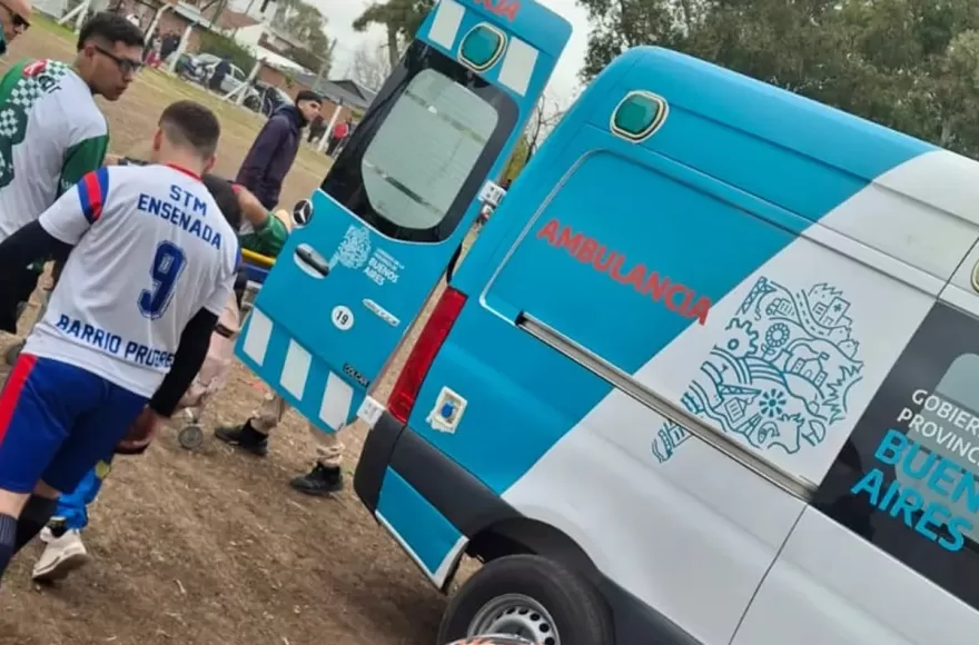 La ambulancia debió ingresar al campo de juego.