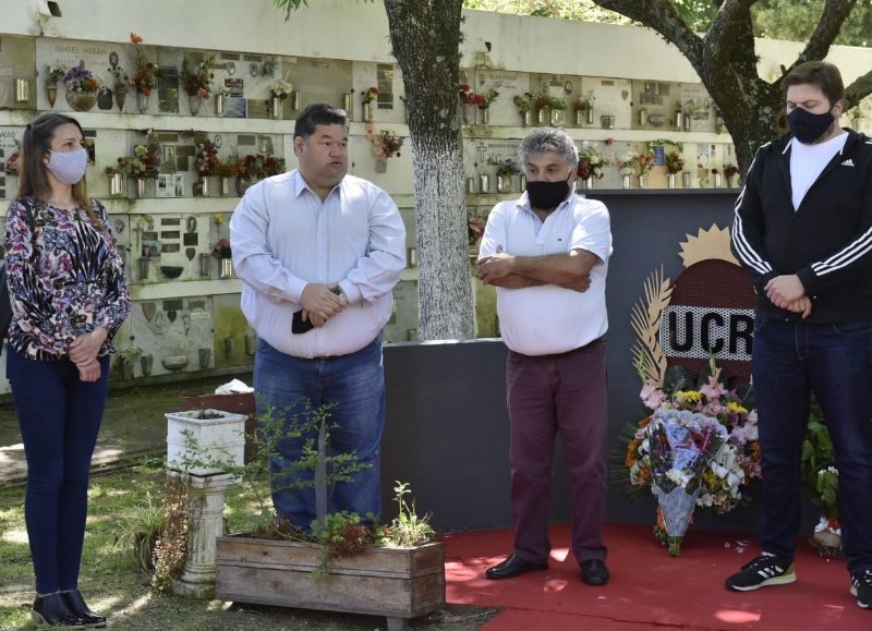 Acto en el Cementerio local.