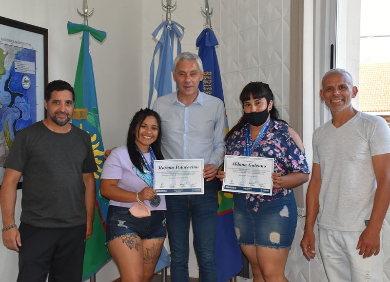 Mora Palavecino y Aldana Galeano fueron recibidas por el intendente.