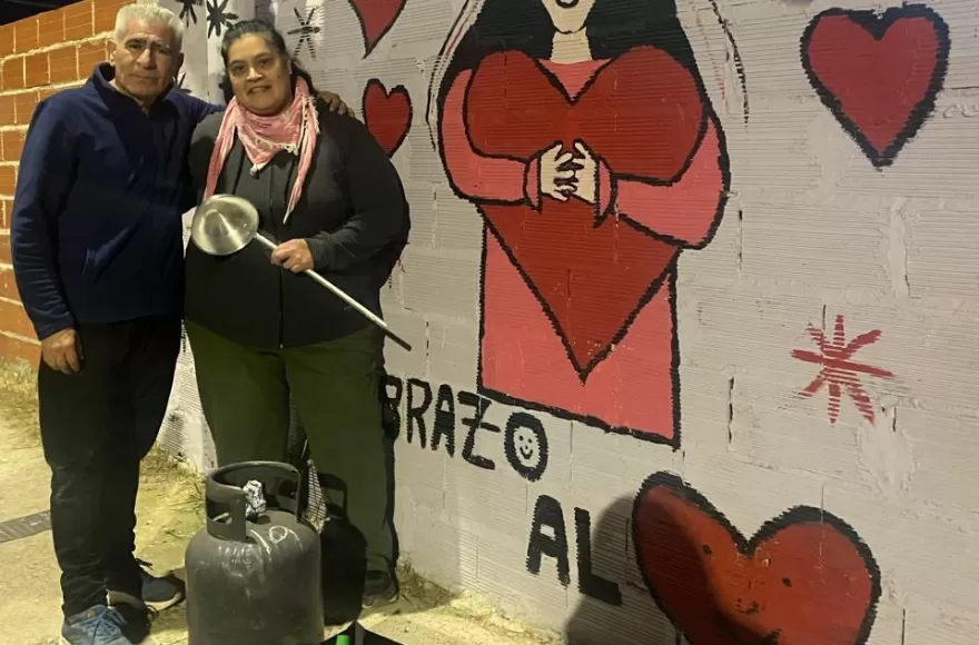 Pablo Acosta junto a Malvina.