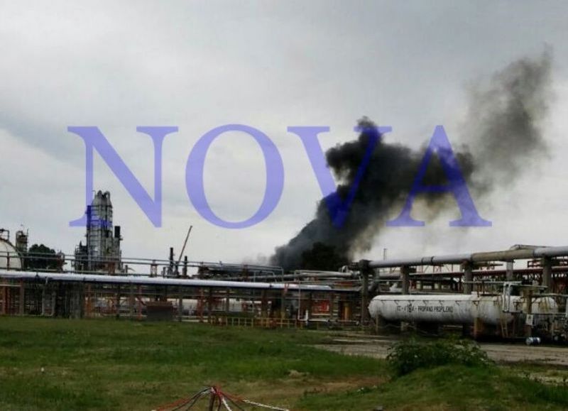 Una densa columna de humo negro alertó a los barrios aledaños a la Petroquímica. (Foto: NOVA)