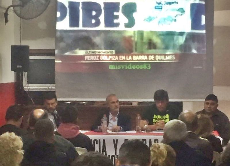 Adrián Sosio junto los abogados Marcelo Cerolini y Germán Oviedo, como también por el árbitro Gerardo Grismau, durante la charla - debate en la Filial Lauri.