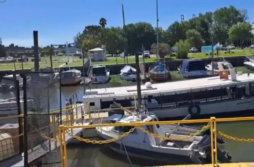 La lancha Stella Maris brinda servicio de traslado de pasajeros hacia la Isla Paulino.
