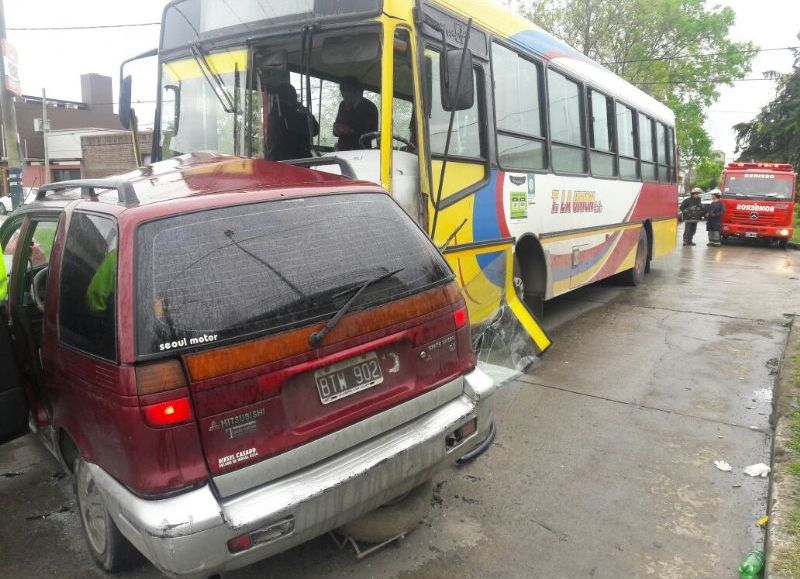 También sufrieron las consecuencias tres vehículos estacionados.