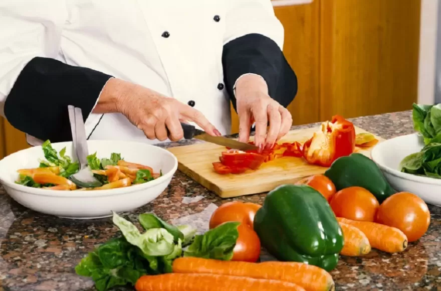 La propuesta busca brindar herramientas a quienes elaboran, comercializan o trabajan con alimentos.