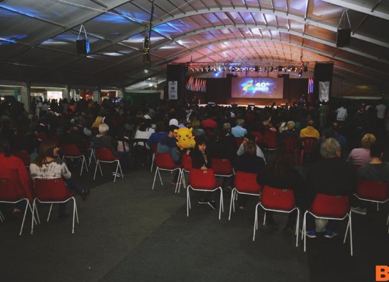 El interior de la mega carpa dispuesta para el desarrollo de la Fiesta Provincial del Inmigrante