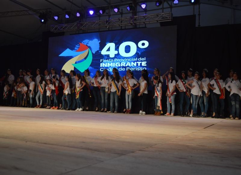 Presentación de las nuevas reinas juveniles e infantiles en la mega carpa