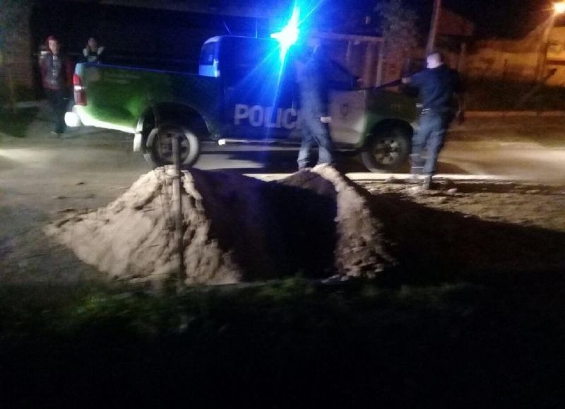 Montículo de arena contra el que chocó el Duna antes de que los ocupantes ingresaran al domicilio.