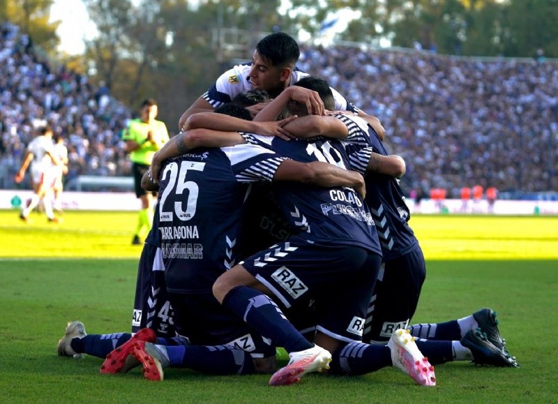 El festejo de uno de los goles del paraguayo Sosa.