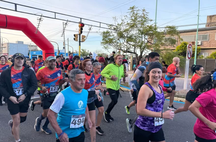 Alrededor de 800 participantes.