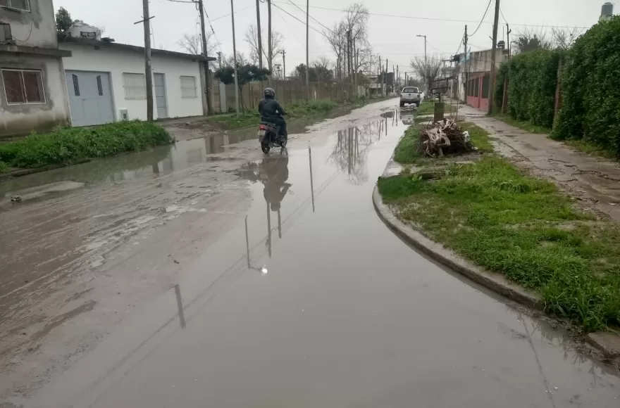 Vecinos de Nueva Villa Arg&uuml;ello reclaman limpieza de bocas de tormenta: &ldquo;Un mes tapadas&rdquo;