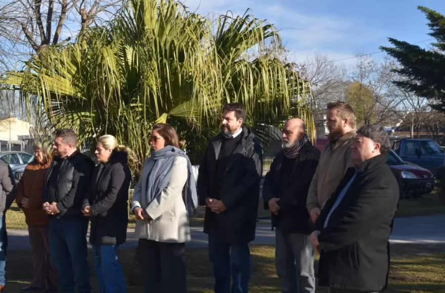 Se descubrió una placa conmemorativa en homenaje a las víctimas del COVID-19.