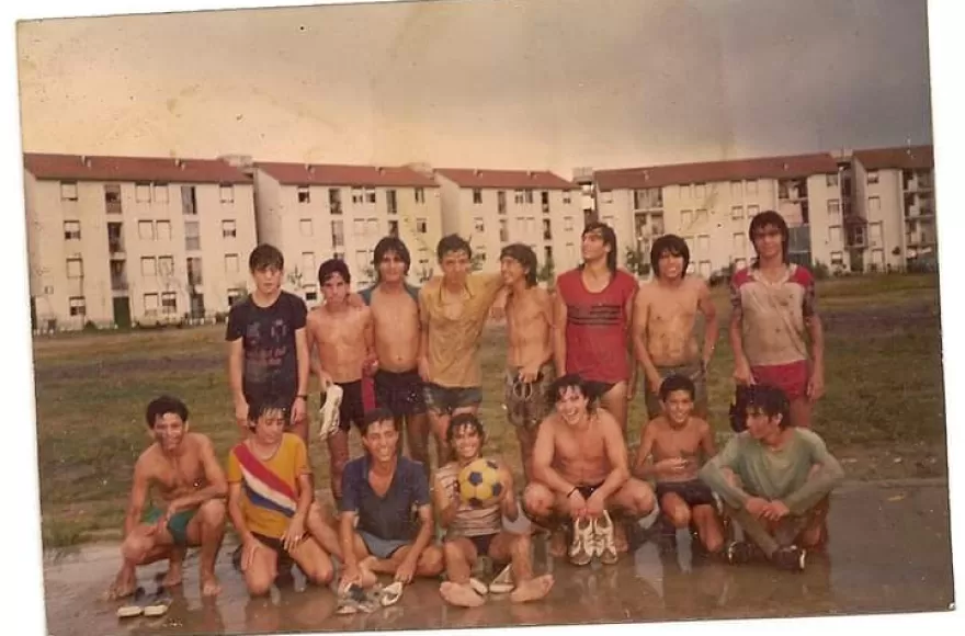 Las torres del Barrio 5 de Mayo en una tarde de potrero, después de la lluvia