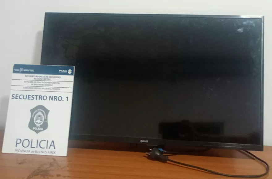 Se encontró un televisor Smart de 32 pulgadas, marca QUINT, que formaba parte de los elementos buscados en la causa por robo. 