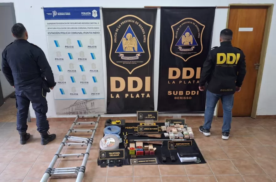 Se secuestraron armas de fuego en dos domicilios de Berisso, dinero en efectivo y otros elementos que podrían estar relacionados con el robo.