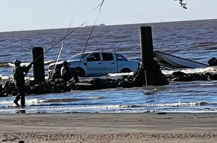 Primero llegó la camioneta, luego tuvo que venir un tractor.