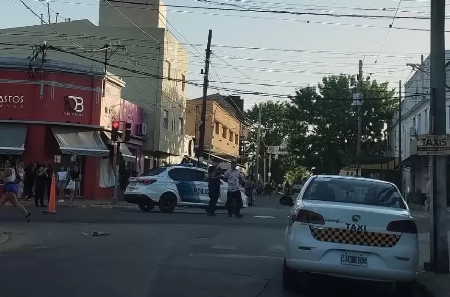 Choque entre moto y auto.