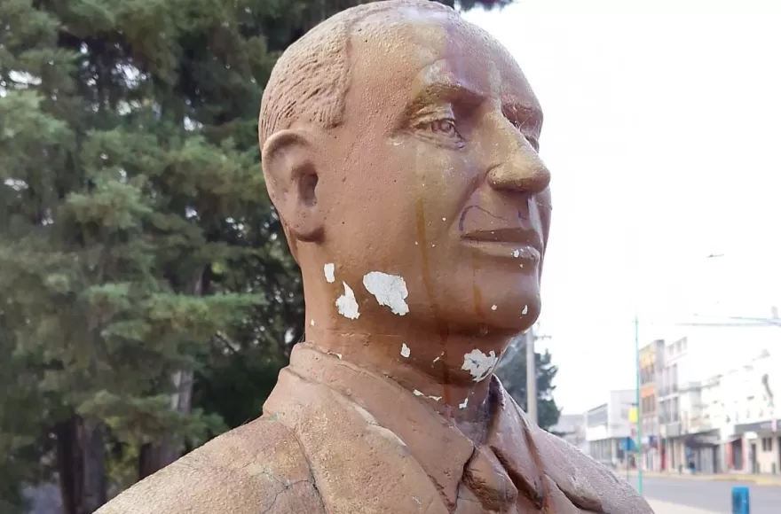 A días del homenaje a Perón, reclaman la restauración del busto ubicado en Montevideo y 10