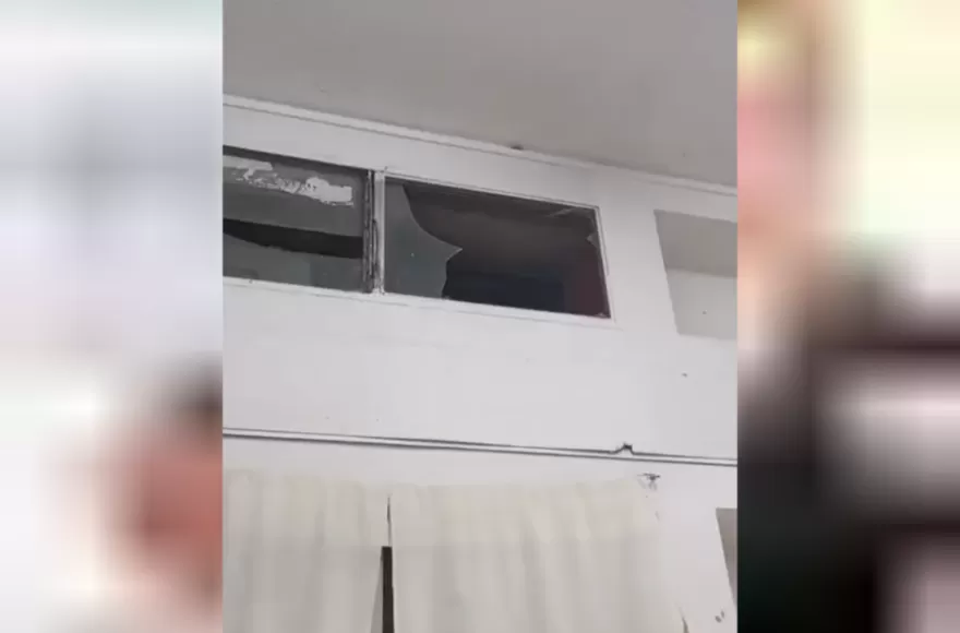 Un padre advirtió por los vidrios rotos.