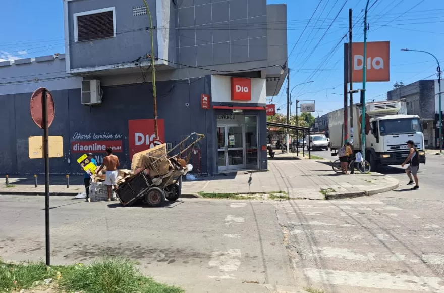 El conflicto laboral por el cierre repentino de un supermercado DIA% en Berisso continúa escalando.