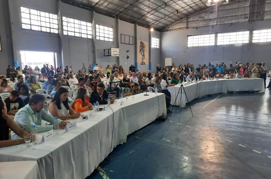 Un pasaje de la sesión especial de este lunes en el Gimnasio Municipal.