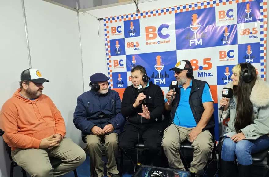 Los integrantes de APABE visitaron la transmisión de FM Berisso Ciudad.