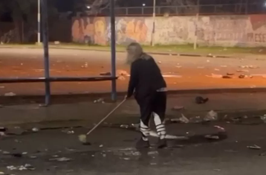 Trabajadoras del COM se quedaron a limpiar tras los festejos en el centro