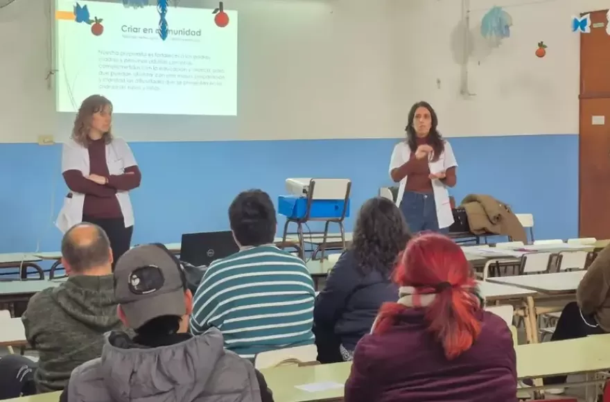 El objetivo de la actividad es brindar herramientas a madres, padres y referentes de crianza para fortalecer el acompañamiento de niños y niñas desde una perspectiva de respeto y cuidado.