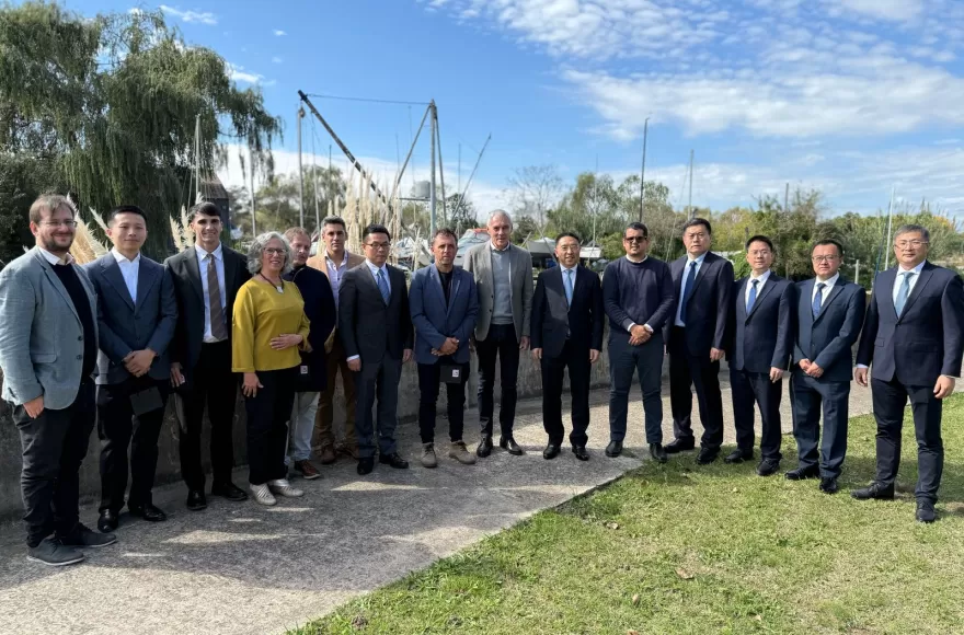 Delegación asiática en el Quincho municipal.
