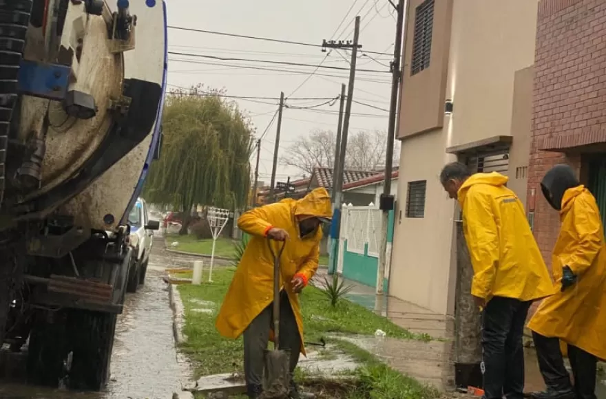 Trabajadores de Servicios Públicos realizan tareas de desobstrucción y limpieza en distintos puntos de la ciudad.