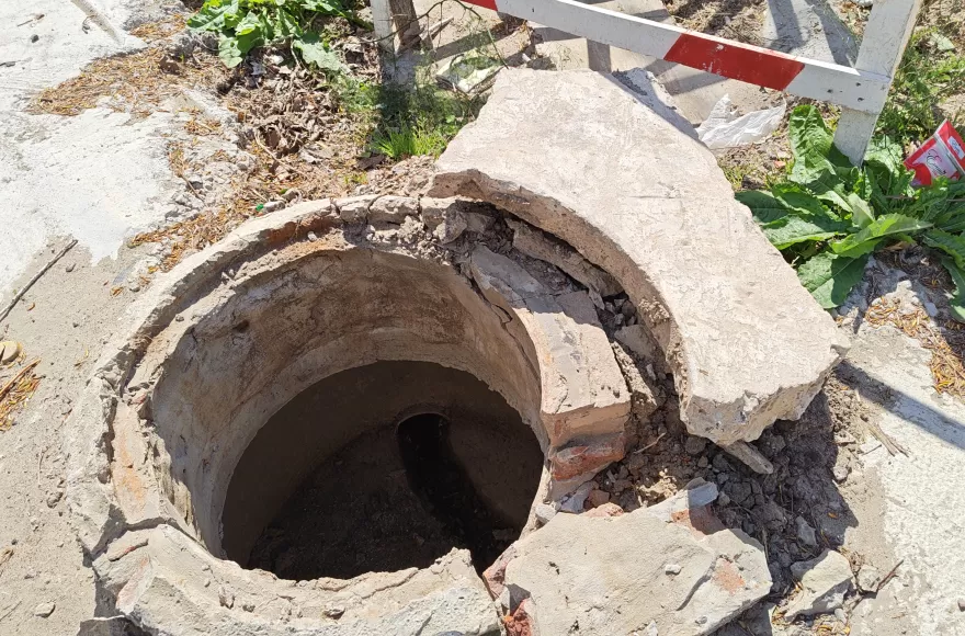 Los trabajos abandonados dificultan el ingreso y egreso de vehículos y generan inconvenientes para quienes viven en la zona.