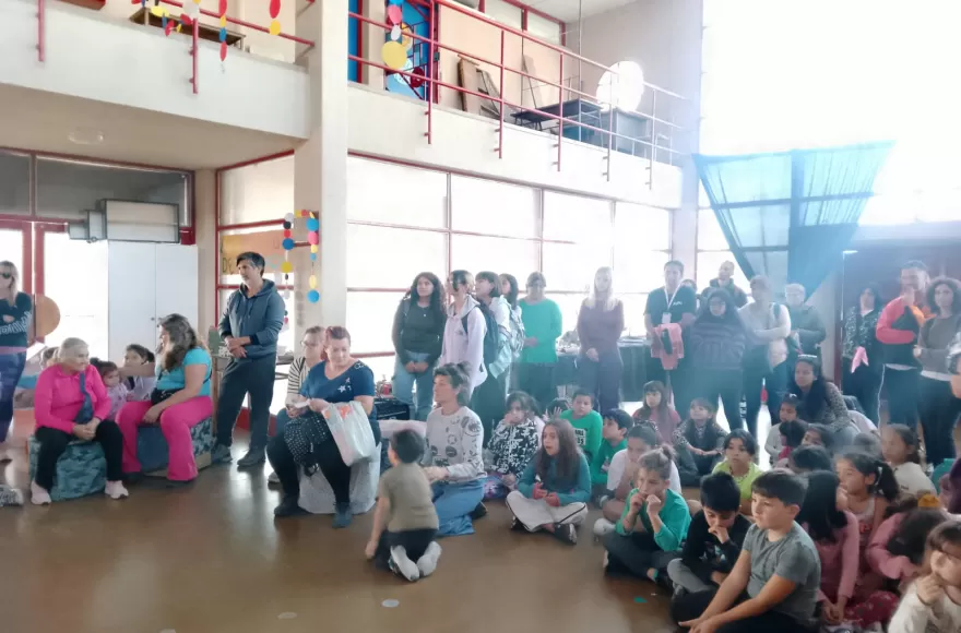 Familias acompañando la celebración.