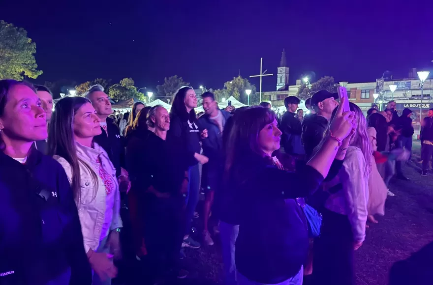 Familias y jóvenes se acercaron a disfrutar de la música.