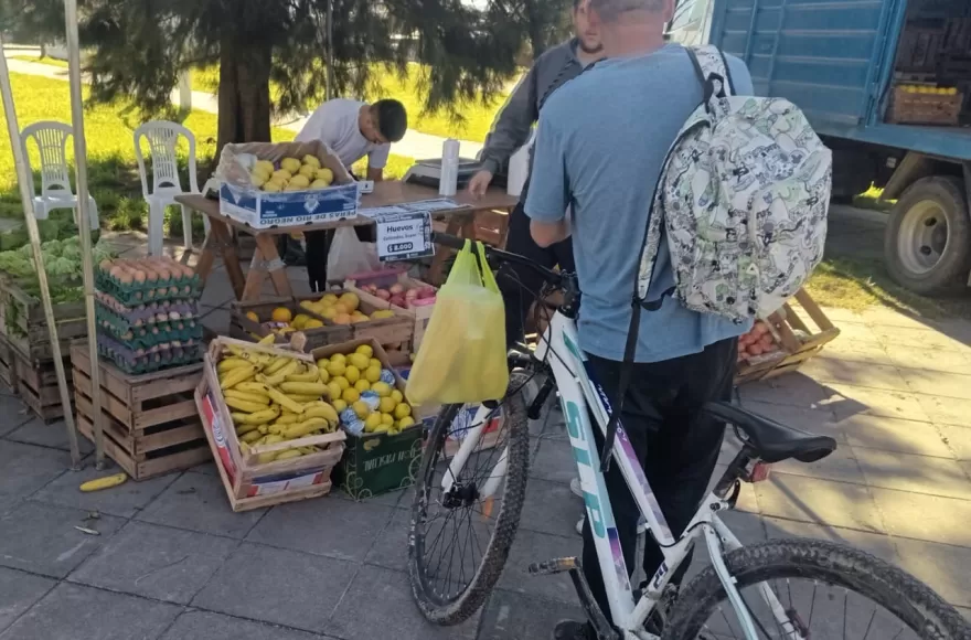 Los vecinos de la zona compraron frutas, verduras, pan social, lácteos, alimentos de primera necesidad y garrafa social a precios muy accesibles. 