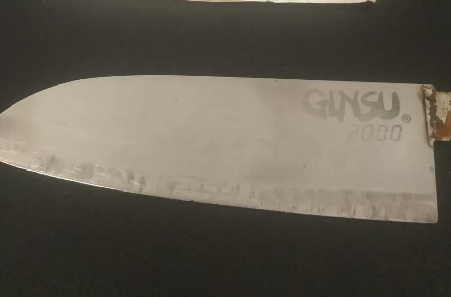 Joven atrincherado con arma blanca.