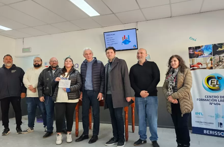 Entrega de certificados del curso de Limpieza Institucional dictado en el CFL Nº 404